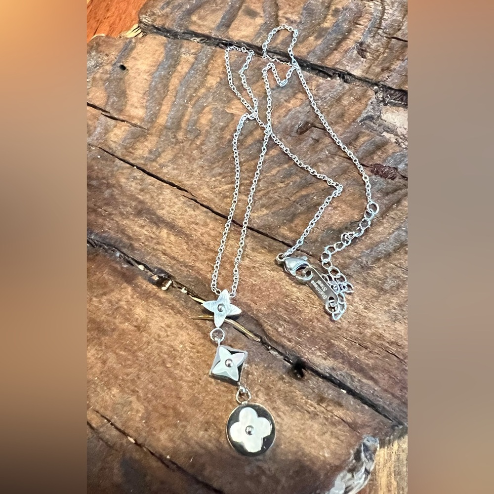 Stainless Steel Floral Necklace Geometric Dainty Pendant MOP Inlay Pearl 18”